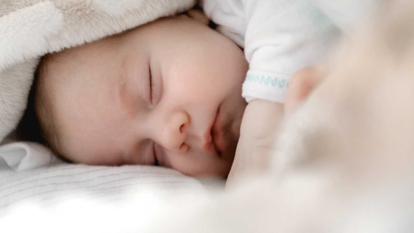 Bebé de un mes: todo sobre alimentación, sueño y desarrollo en el primer mes  de vida