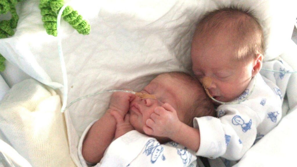 Bebés prematuros en su cuna