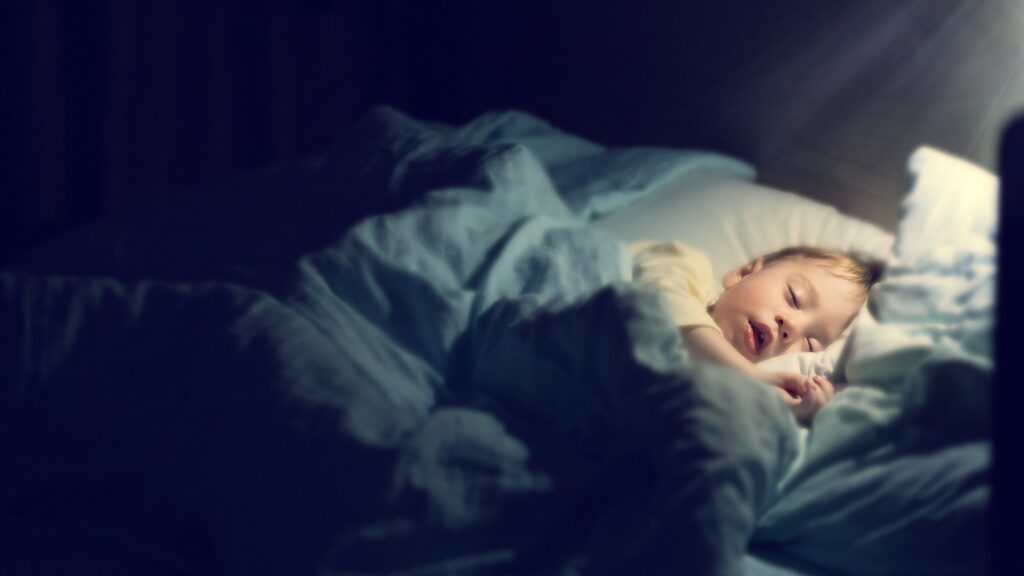 Niño durmiendo con la boca abierta por apnea obtructiva de sueño
