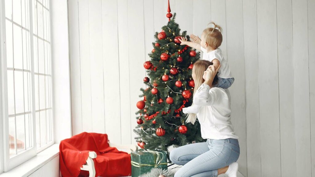 fiestas navideñas con árbol , mamá y niño