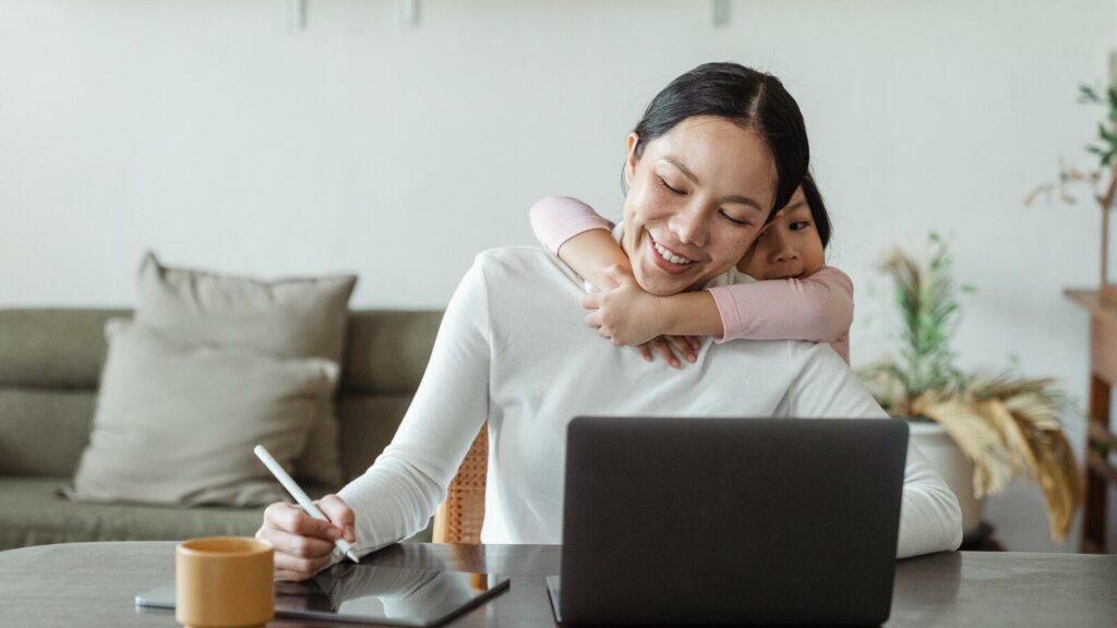 Incorporación de mamá a trabajar y niño abrazandola