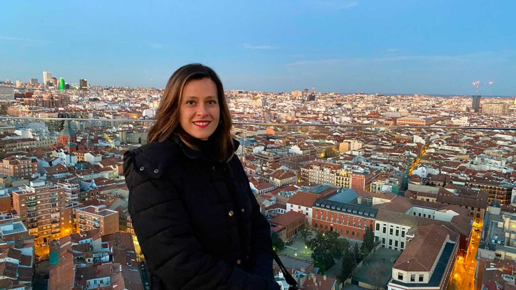 Emma vista de Madrid desde la azotea del hotel Riu de plaza España