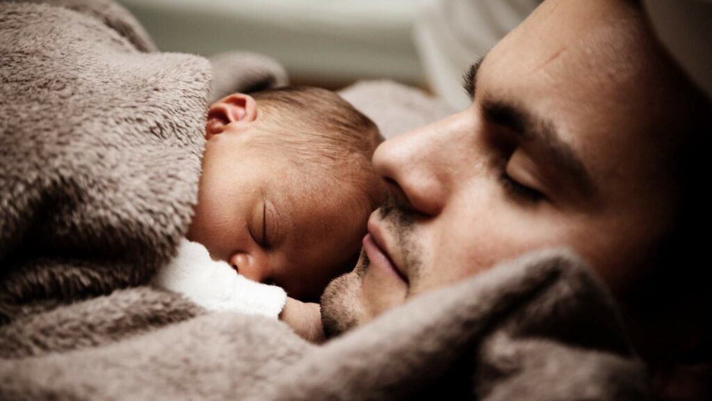 Pareja dormido con bebé