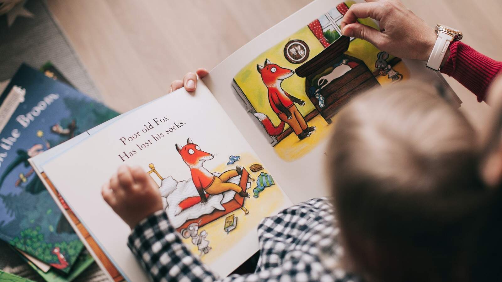niño leyendo cuentos